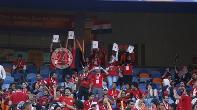 أهلي وزمالك إيد واحدة في مدرجات ستاد القاهرة قبل مواجهة مصر والكونغو (صور)