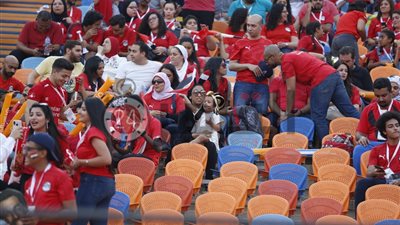 مشجع يوجه رسالة لمحمد صلاح من المدرجات قبل مباراة منتخب مصر والكونغو (صور)