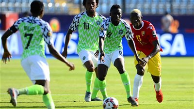 كينيث أوميرو يفوز بجائزة أفضل لاعب في مباراة غينيا ونيجيريا