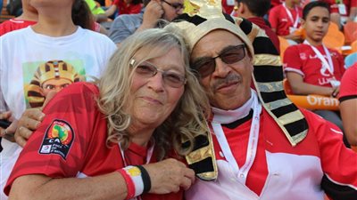 الزي الفرعوني يزين مدرجات ستاد القاهرة قبل مواجهة مصر والكونغو (صور)