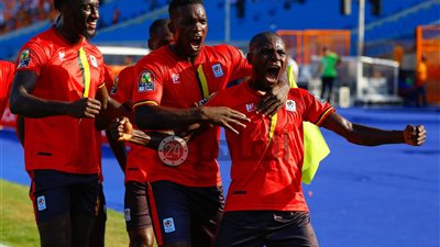تفاؤل لاعبي أوغندا من داخل غرفة خلع الملابس قبل انطلاق مواجهة زيمبابوى