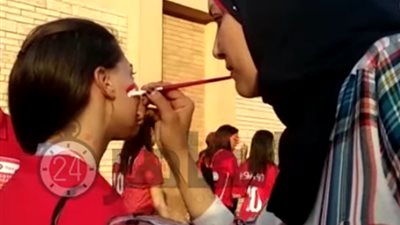 بالريشة واللون وحب الوطن.. مدرسة رسم تنقش علم مصر على وجوه الأطفال أمام استاد القاهرة (فيديو وصور)