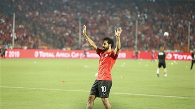 شاهد مدافع الكونغو يتصدى لفرصة خطيرة للمنتخب المصرى