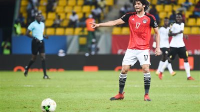 محمد النني يحصل على أول إنذار لمصر في أمم إفريقيا 2019