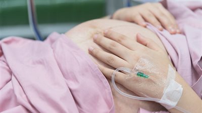 امرأة تنجب طفلة رغم دخولها في غيبوبة طوال فترة الحمل