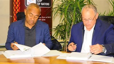 جلسة ودية بين أبو ريدة وأحمد أحمد لبجث أزمة الجماهير في أمم إفريقيا