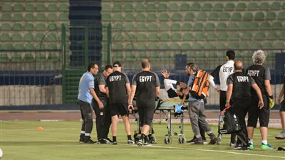 لاعبو المنتخب يودعون جنش بعد الإصابة بقطع في وتر أكيلس (صور)