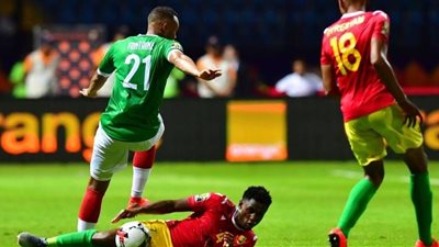 مهاجم منتخب مدغشقر يستنجد بالسفارة بسبب تأشيرة زوجته