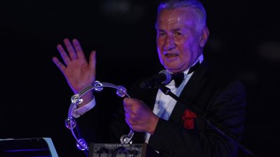 “الابن والحبيب” يتغيبان عن تشيع جثمان الفنان عزت أبو عوف (فيديو)