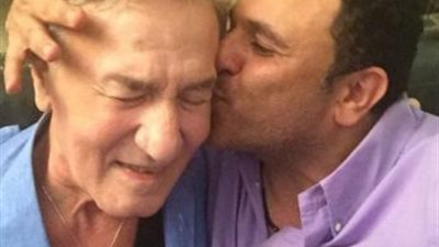 محمد فؤاد باكيًا عزت أبو عوف: “مش عارف ليه جازف وراهن على واحد زيي” (فيديو)