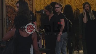 ريهام عبدالغفور ومنة شلبي أول الحاضرين في عزاء عزت أبو عوف (صور وفيديو)