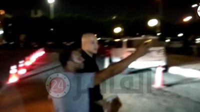 موقف غريب لـ”أحمد التهامي” أثناء تقديم واجب العزاء في عزت أبو عوف (فيديو)