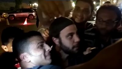 العشرات يلتفون حول محمد إمام لالتقاط السيلفي في عزاء الراحل عزت أبو عوف (فيديو)