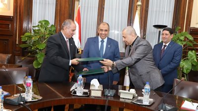 لضبط عملية الاستيراد وحماية المزارعين.. الزراعة توقع برتوكول تعاون لاستيراد تقاوي الخضر(صور)