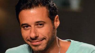 أحمد السعدني يروي قصته مع طفلة تبيع المناديل في الشارع (صورة)