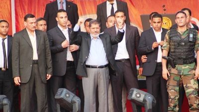 بعد 7 سنوات.. الباز يكشف حقيقة خلع محمد مرسى قميص الرصاص الواقي في ميدان التحرير (صورة)