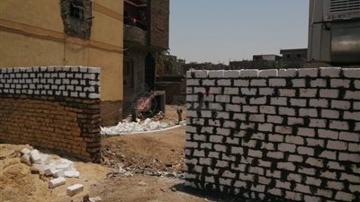 الأقصر تنفذ أعمال طلاء واجهات الأسوار باللون الموحد (صور)