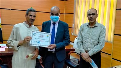 بعد الانتهاء من ماراثون الامتحانات.. وكيل تعليم الفيوم يُكرم مسئولي استراحات الثانوية العامة (صور)