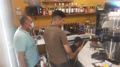 غلق مقهى خالف إجراءات مواجهة كورونا في المنيا