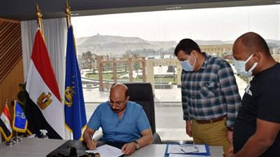 محافظ أسوان يعطي إشارة البدء لتسليم تعويضات المرحلة الثانية لأهالي النوبة