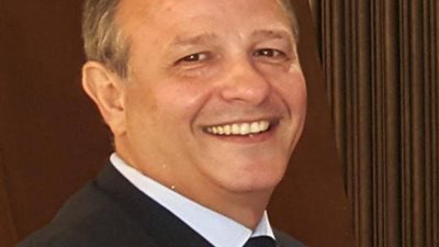 ناجٍ من انفجار بيروت: شغلي 36 سنة راح في لحظة.. ولبنان سيعود قريبًا (صور)