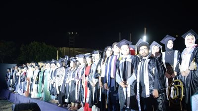 وقفة حب من طلاب تجارة إنجليزي أسيوط تقديرًا لأولياء أمورهم خلال حفل التخرج