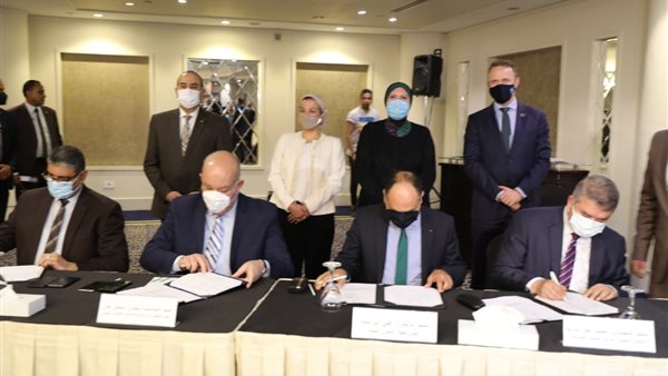 جانب من توقيع البروتوكول