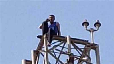 على طريقة أبو العربي.. شاب يُحاول الانتحار من أعلى برج محمول بالدقهلية (فيديو)