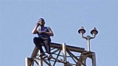 طلب توكتوك للعمل عليه.. تفاصيل محاولة شاب الانتحار من أعلى برج محمول بالدقهلية