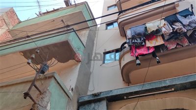 بعد نشر القاهرة 24.. محافظ الشرقية يعلن إزالة شبكة محمول أعلى عقار ههيا المائل