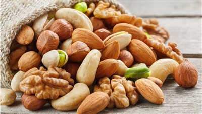 المكسرات والفاكهة.. أطعمة تساعدك على التخلص من ارتفاع ضغط الدم