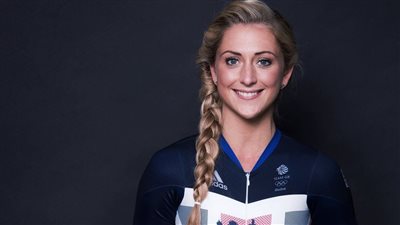 أول امرأة تتوج بالذهبية في 3 دورات متتالية.. لورا كيني تحقق ميدالية أولمبية بسباق الدراجات