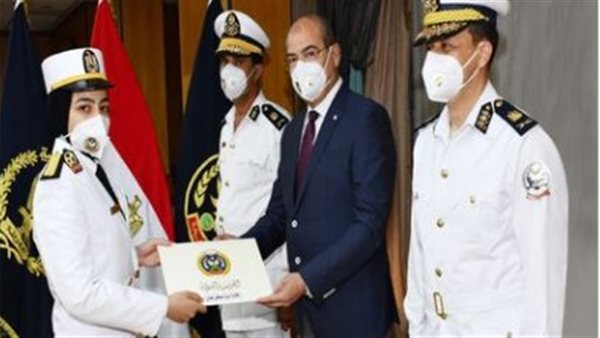 الطالبة لحظة التكريم