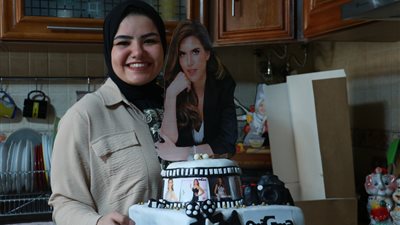 رسمت حسين فهمي وصبري فواز.. خريجة هندسة تستغل بحثها عن العمل بالرسم على التورتة (صور)