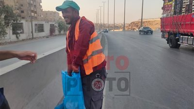 رزقي على الله.. كيف يتابع عامل نظافة احتفال نقل مركب الملك خوفو الملكي (صور)