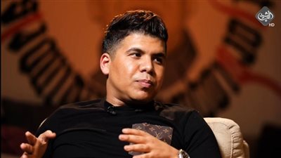 عمر كمال: مواظب على الصلاة.. ووعدت والدتي بعدم الغناء وبجانبي راقصة (فيديو)