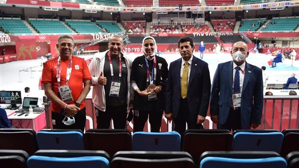 وزير الرياضة مع بعثة