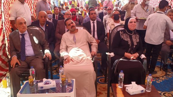 وزيرة الصناعة خلال