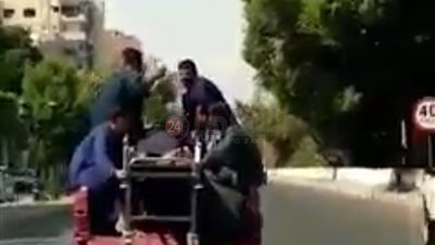 ننشر أول صورة لمصاب بطلق ناري تم تحويله من مستشفى إلى آخر على عربة نقل بقنا