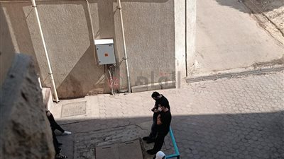  رامي رضوان ينتظر جثمان دلال عبد العزيز أمام المستشفى لإلقاء نظرة الوداع (فيديو)