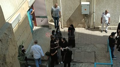 وصول إيمي سمير غانم وحسن الرداد إلى المستشفى لتشييع جثمان دلال عبد العزيز (فيديو)