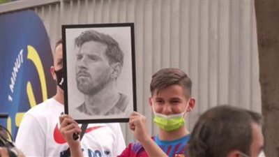 جماهير برشلونة تحتشد أمام كامب نو قبل مؤتمر وداع ميسي (صور)