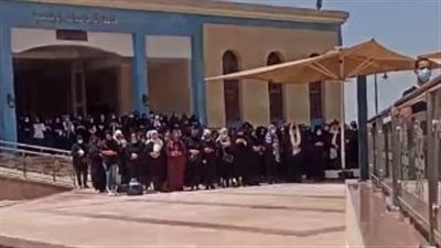 بدء صلاة الجنازة على جثمان الفنانة دلال عبد العزيز بمسجد المشير طنطاوي