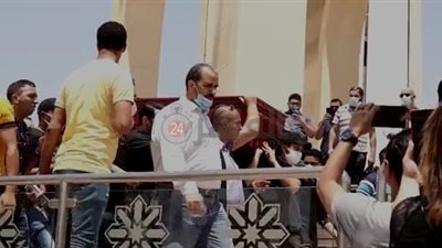 هشام جمال يحمل جثمان دلال عبد العزيز أثناء تشييعه