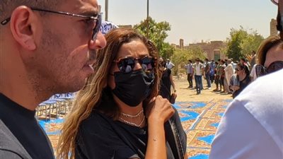 دينا الشربيني ووفاء عامر وهنا الزهد أول الحاضرين أمام مقبرة دلال عبد العزيز (صور)