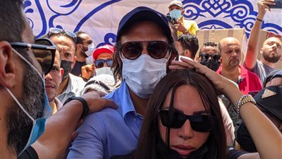 يوسف الشريف وزوجته أمام مقبرة دلال عبد العزيز (صورة)