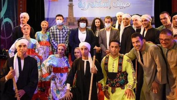 وزيرة الثقافة بجانب