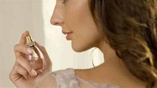 تعطر المرأة - تعبيرية
