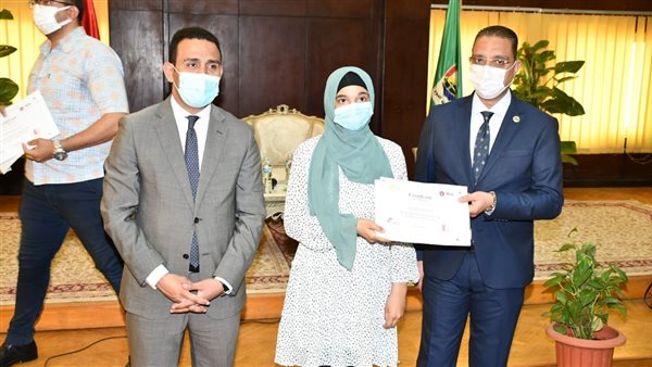 محافظ الفيوم يُسلّم