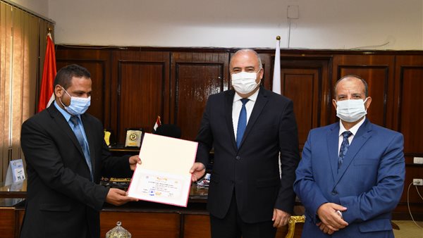 محافظ قنا يكرم مدير